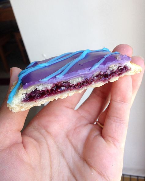 [Homemade] Wild Berry Pop-Tarts (x-post /r/baking) #TTDD#TheThingsDadsDo Berry Poptarts, Poptart Recipe, Pop Tart, Brunch Time, Berries Recipes, Wild Berry, Eat Dessert, Pop Tarts, Kids Meals