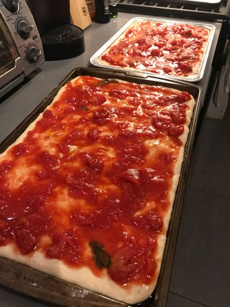 Sicilian Pizza Recipe, Chicken Zucchini Recipes, Wood Pizza Oven, Pan Pizza Recipe, Sicilian Style Pizza, Red Pizza, Authentic Italian Pizza, Pizza Dough Recipes, Sicilian Pizza