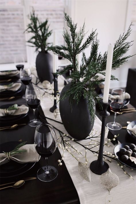 Black Christmas Decorations, Tafel Decor, Christmas Dinner Table, Christmas Table Centerpieces, Table Setting Decor, Quotes Inspiring, Crate Barrel, White Christmas Decor, Rustic Holiday