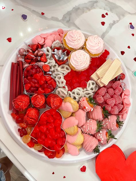 #valentines #snacks #charcuterieboard #candy Carcurie Board Valentines, Simple Valentines Charcuterie Board, Valentines Fruit Platter, Valentines Candy Salad, Candy Board Valentines Day, Valentine Candy Charcuterie Board, Valentines Candy Board, Couples Suprises, Valentines Day Fruit