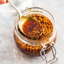 Hot Chili Oil Recipe, Spring Roll Dipping Sauce, Homemade Chili Oil, Chinese Chili Oil, Hot Honey Recipe, Hot Chili Oil, Chili Oil Recipe, How To Make Chili, Chile Guajillo