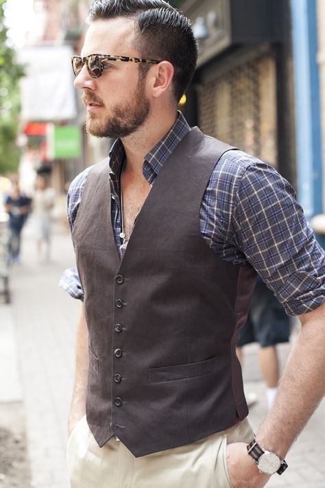 Un chaleco, camisa a cuadros y pantalón claro para combinar con tus Triver, sin olvidar un par de gafas. #EstiloTriples Chaleco Casual, Jean Vest, Mode Casual, Sharp Dressed Man, Leather Espadrilles, Gentleman Style, Mens Vest, Men Looks, Stylish Men