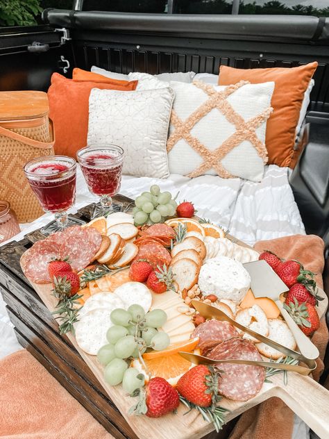 Trunk Date Ideas, Truck Picnic Date, Trunk Picnic Date, Living Room Picnic Date, At Home Picnic Date, Romantic Charcuterie Board For Two, Boujee Picnic, Truck Bed Picnic, Date Night Setup