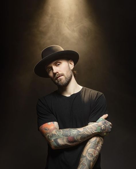 Tattoo Photoshoot Ideas, Music Photoshoot, Men's Portrait Photography, Male Portrait Poses, Shooting Studio, Musician Photography, Dj Photos, Studio Portrait Photography, Portrait Photography Men