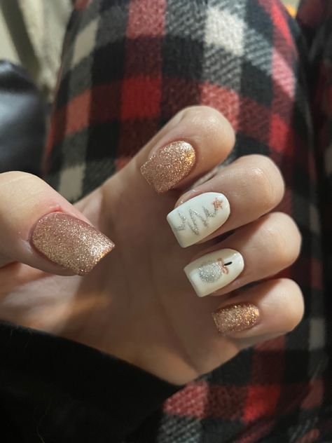 Rose Gold Nails Christmas, Pink Christmas Nails Rose Gold, Christmas Nails Rose Gold, Christmas Nails With Tree, Gold And White Christmas Nails, Christmas Nails Ornaments, White Christmas Tree Nails, Tan Christmas Nails, Gold Christmas Tree Nails