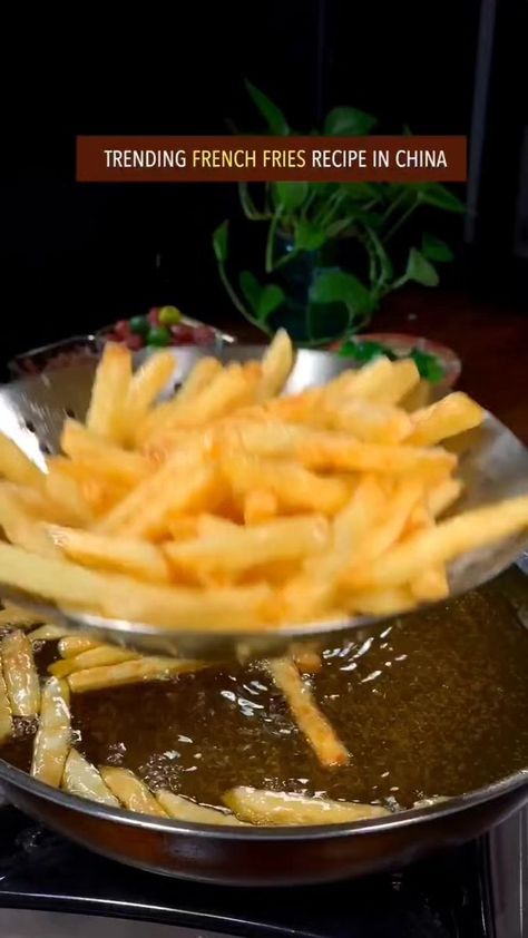 Street Food Breakfast, Snack Potato, Making French Fries, Homemade Fries, French Fries Recipe, Homemade French Fries, Crispy French Fries, Cooking Breakfast, Chinese Cooking Recipes