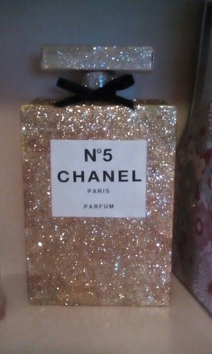 Chanel n5 parfum diy Chanel Birthday Party Decoration, Coco Chanel Party, Chanel N5, Girls Valentines Boxes, Chanel Birthday Party, Paris Themed Birthday Party, Chanel Perfume Bottle, Kids Valentine Boxes, Chanel Birthday