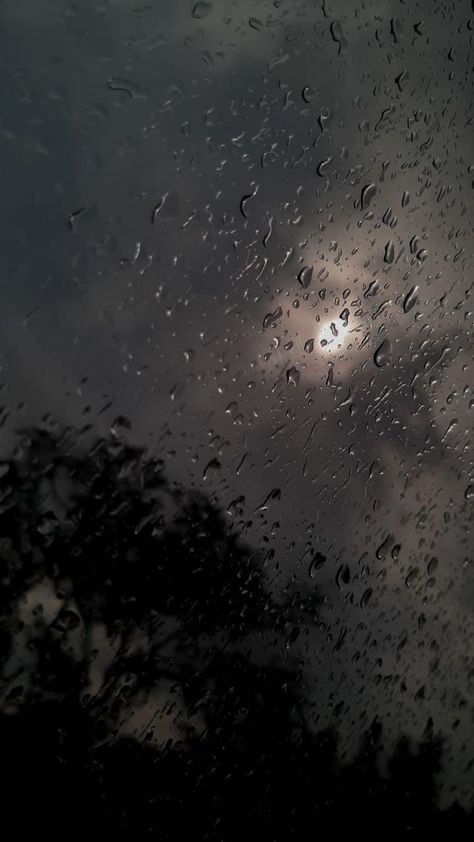 . Rain Pictures Aesthetic, Dark Rain Aesthetic, Rainy Night Aesthetic, Dark Weather, Acoustic Guitar Photography, Fantastic Wallpapers, Rain And Thunderstorms, Rain Pictures, Self Pictures