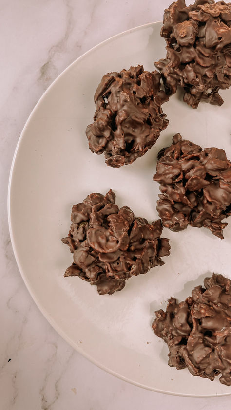 🇺🇸Dive into the festive season with our gluten-free, dairy-free chocolate corn flakes clusters! These crunchy delights are an easy Christmas treat that everyone will love.🎄😍🍫 🇫🇷Plongez dans la magie des fêtes avec nos grappes de corn flakes croustillantes au chocolat, sans gluten et sans produits laitiers ! Ces petites merveilles croquantes sont une gourmandise facile pour Noël que tout le monde adorera. 🎄😍🍫 #winteriscoming Easy Christmas Treat, Flake Chocolate, Christmas Crunch, Chocolate Clusters, Chocolate Breakfast, Christmas Biscuits, Christmas Treat, Best Things In Life, Corn Flakes