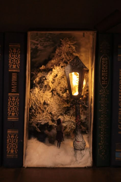 Booknook Tutorial, Narnia Book Nook, Winter Concept Art, Garden Book Nook, Diy Book Nooks, Booknook Diy, Booknook Ideas, Fairy Garden Books, Book Nook Diorama