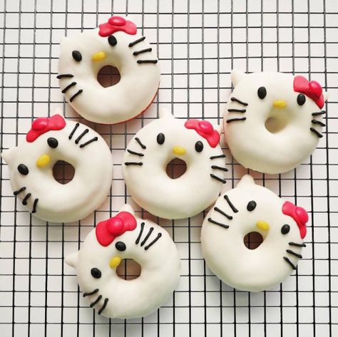 Tmaiya Donuts Ideas, Donut Decorating Ideas, Fancy Donuts, Bento Box Lunch For Kids, Rainbow Donut, Colorful Donuts, Donut Decorations, Hello Kitty Birthday Party, Cute Donuts