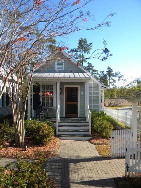 Small Front Porch Ideas Entrance, Small Front Porches Designs, House Porch Design, Small Back Porches, Front Porch Addition, Small Front Porch Ideas, Front Porch Steps, Small Bungalow, House Porch