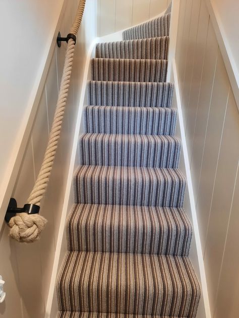 Rope Handrails For Stairs, Rope Stair Railing, Rope Banister, Rope Bannister Ideas, Rope Handrail, Narrow Staircase Ideas, Rope Railing, Cottage Stairs, Diy Stair Railing