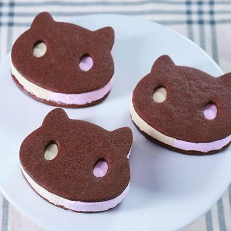 Soft Chocolate Cookie Recipe, Soft Chocolate Cookie, Cookie Cat, Cat Ice Cream, Ice Cream Sandwiches Recipe, Ice Cream Sandwiches, Cute Baking, Chocolate Cookie Recipes, Cream Sandwich