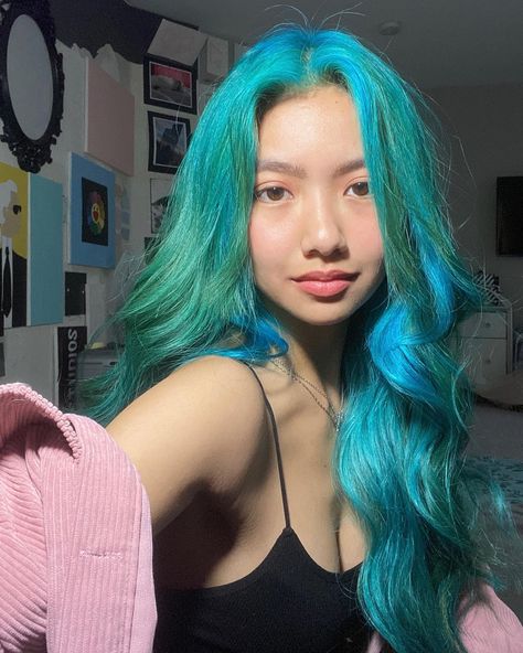 An Aquamarine and Iris Green dream 💙💚 @silkschino Arctic Fox Aquamarine, Fox Hair Color, Ocean Hair, Blue Green Hair, Dyed Hair Blue, Arctic Fox Hair Color, Fox Hair, Teal Hair, Semi Permanent Hair Color