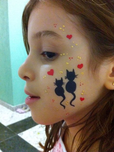 Face Painting Cat Easy, Cat Facepainting Simple, Face Painting For Beginners Tutorials, Easy Small Face Paint Ideas, Simple Kids Face Painting Ideas, Paw Print Face Paint, Face Paint Easy For Kids, Cute Halloween Face Paint, Easy Face Painting Ideas For Kids Simple Cheek Art