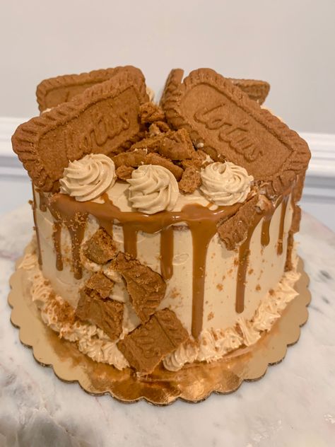 Biscoff Drip Cake - Fluffy Vanilla Cake with Biscoff Buttercream and layered Biscoff with cookie crumbles Vanilla Cake Birthday, Birthday Cake With Cookies On Top, Birthday Cake Biscoff, Caramel Biscoff Cake, Biscoff Cookie Cake, Biscoff Cake Decoration, Cookie Crumble Cake, Cake Flavours Ideas, Biscoff Birthday Cake