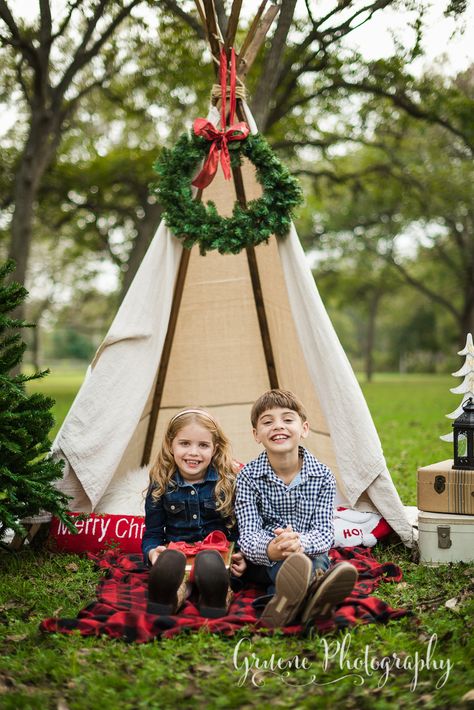 Christmas Mini Session | New Braunfels Mini Session Photographer Teepee Photography, Christmas Photoshoot Kids, Xmas Photoshoot, Outdoor Christmas Photos, Diy Christmas Photoshoot, Christmas Mini Shoot, Holiday Shoot, Christmas Photograph, Vans Girl