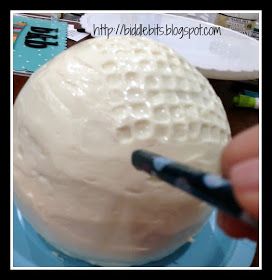 Biddle Bits: How to make a golf ball cake Golf Cupcake Ideas, Golf Cakes For Kids, Golf Ball Smash Cake, Golf Appetizers, Golf Smash Cake, Golf Partee, Birthday Cake Ideas For Men, Cake Ideas For Men, Golf Ball Cake