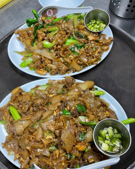 Pad See Ew Aesthetic, Thai Night Market, Thai Meals, Pad See Ew, Food Babe, Food Therapy, Night Market, Food Videos Cooking, September 2024