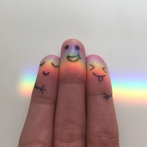 Cute finger drawings How To Draw Fingers, Camera Tattoos, Snap Streak Ideas Easy, Snap Streak, Aesthetic Painting, Fingerprint, Cute Crafts, Paw Print Tattoo, Watercolor Tattoo