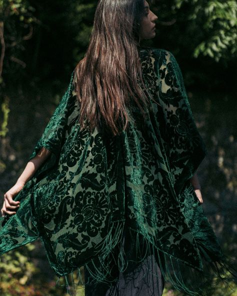 The wait is over! The Mystic Queen Kimonos in black and emerald are here to add a touch of magic to your wardrobe🌙 ✨ #kimono #devore #velvet #stevienicks #fringed #summerstyle #bohofashion #holidayinspo #summerfashion Loose Jacket Outfit, Velvet Kimono Outfit, Velvet Fringe, Boho Winter, Kimono Outfit, Velvet Kimono, Winter Boho, The Mystic, Stevie Nicks