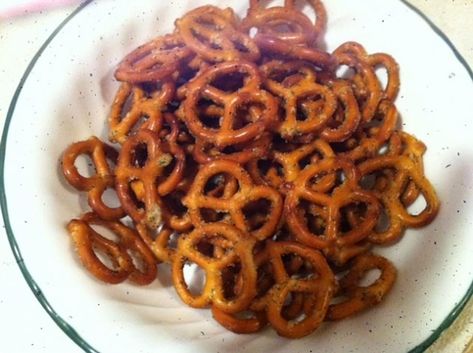 Cathy Kates’ Placebo Gardetto Pretzel Recipe Everyone Has Been Begging For Hot Pretzels Recipe, Ranch Pretzels, Pretzel Recipe, Bake Recipes, Pretzels Recipe, Dump Cake Recipes, Dump Cake, Finger Food Appetizers, Bake Sale