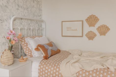 Sea Shell Bedroom, Modern Mermaid Room, Whimsical Mermaid Bedroom, Boho Mermaid Room, Boho Mermaid Nursery, Mermaid Bedroom Aesthetic, Boho Mermaid Bedroom, Mermaid Room Aesthetic, Girls Beach Theme Bedroom