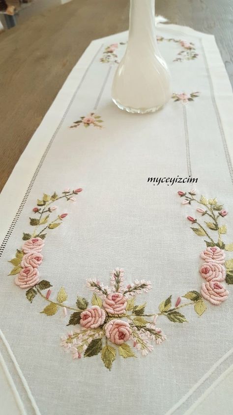 Háčkované Lemy, Silk Ribbon Embroidery Patterns, Flower Machine Embroidery Designs, Simple Hand Embroidery Patterns, Ribbon Embroidery Tutorial, Embroidered Table Runner, Hand Embroidery Patterns Flowers, Diy Embroidery Patterns, Hand Embroidery Kit