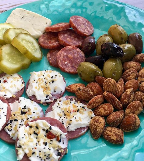 Keto Snack Plate Lunch, Low Carb Snack Plate, Mediterranean Snack Plate, Healthy Mom Lifestyle, Keto Snack Plate, Keto Plates, Keto Plate, Snack Plates, Snack Plate Lunch