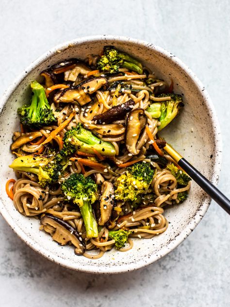 Sesame Ginger Soba Noodle Recipe #soba #sobanoodles #noodles #30minutemeal #weeknightmeal #meatlessmonday Soba Broccoli, Soba Noodle Recipe, Soba Recipe, Soba Noodles Recipe, Noodle Salad Cold, Miso Salmon, Julienned Carrots, Soba Noodle, Buckwheat Noodles