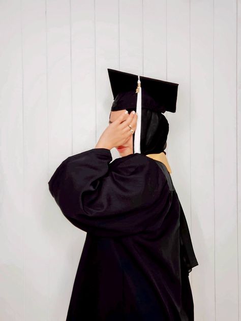 No Face Graduation Pictures, Hijabi Graduation Pictures, Pre Convo Photoshoot Idea, Graduation Pictures Hijab, Graduation Hijab, Graduation Outfit College, Graduation Pose, Graduation Pic Ideas, Graduation Party Cake