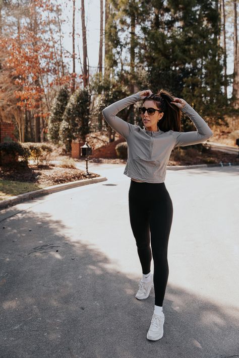 Workout Clothes Capsule Wardrobe, Running Outfits For Women Fall, Sport Capsule Wardrobe, Minimalist Workout Outfit, Gym Capsule Wardrobe, Activewear Capsule, Workout Capsule Wardrobe, Workout Capsule, Athleisure Capsule Wardrobe