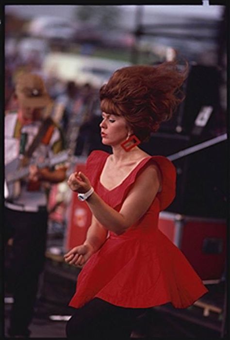 One of the B52's Kate Pierson, Lobster Costume, Cindy Wilson, Ricky Wilson, 1980’s Fashion, B 52s, Beehive Hair, Pop Art Fashion, Alternative Music