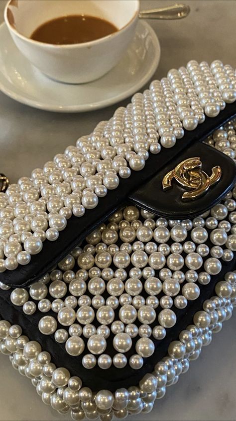 Chanel Luxury Bags Collection, Chanel Pearls, Diy Bags Purses, Girly Bags, Pearl Bag, Luxury Purses, Fancy Bags, Pretty Bags, Material Girls