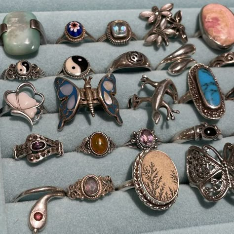 Vintage Celestial Jewelry, Cool Vintage Rings, Vintage Silver Jewelry Aesthetic, 90s Whimsigoth Jewelry, Rings Ideas How To Wear, Fairy Grunge Earrings, Funky Jewelry Silver, Dream Jewelry Silver, Vintage Jewelry Silver