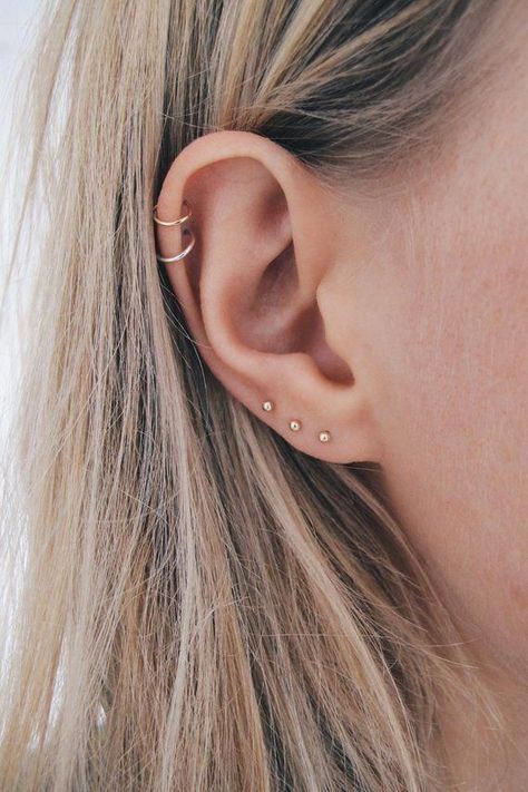 Ušný Piercing, Piercing Bouche, Ear Peircings, Tiny Gold Studs, Ear Piercings Helix, Helix Piercings, Helix Ear, Septum Piercings, Cool Ear Piercings