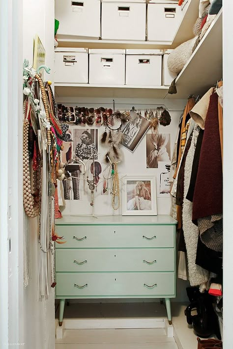 Apartment Walk In Closet Ideas, Vintage Dressing Rooms, Dressing Design, Organized Closet, Closet Vanity, Dressing Room Closet, Closet Room, Dressing Rooms, Dream Closets