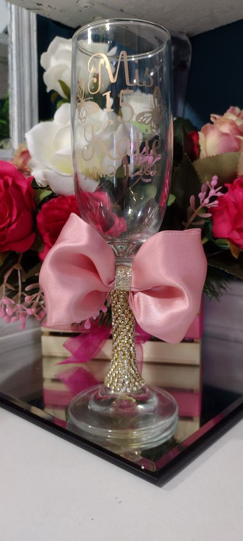 Copa gravada con armour etch Quince Wine Glasses, Quince Cups, Cinderella Theme, Quince Ideas, Wine Cups, Quince, Quinceanera, Wine Glasses, Wine Glass