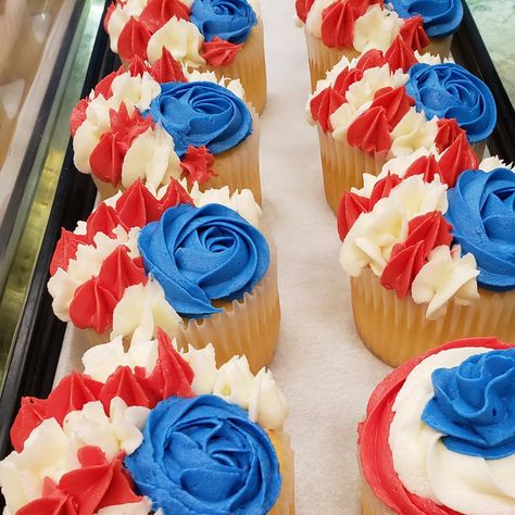 4th Of July Cakes Easy, 4 Of July Cupcakes Ideas, 4th Of July Pull Apart Cupcakes, Summer Cupcake Cakes Pull Apart, Patriotic Cupcakes Ideas, Memorial Day Cupcakes, Labor Day Cake Ideas, July 4th Cupcakes, Fourth Of July Cupcakes