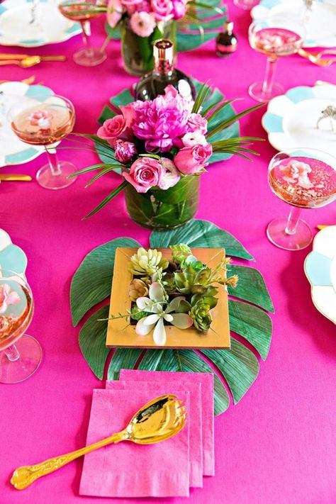 19 Ways to Throw the Best Golden Girls Viewing Party - Brit + Co Diy Cocktails, Tafel Decor, Tropical Bridal, Tropical Bridal Showers, Summer Bridal Showers, Fiesta Tropical, Party Tablescapes, Tropical Birthday, Luau Birthday