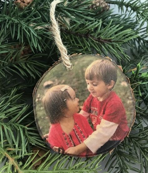 Wood Photo Transfers with Tattoo Paper - Just Call Me Homegirl Diy Wood Ornaments, Upcycle Paper, Photo Transfer To Wood, How To Make Photo, Temporary Tattoo Paper, Christmas Ornaments Personalized, Wood Transfer, Easy Christmas Ornaments, Tattoo Paper