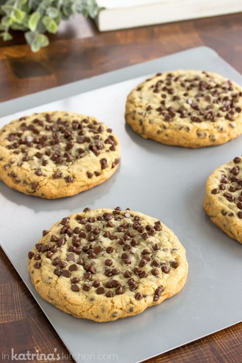 Giant Bakery Style Cookies, No Chill Cookies, Giant Cookies Recipes, Recipe Chocolate Chip Cookies, Bakery Style Chocolate Chip Cookies, Big Chocolate Chip Cookies, Giant Cookies, Giant Chocolate Chip Cookie, Crazy For Crust