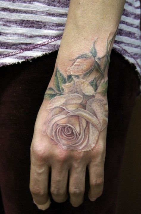 Not on the hand but beautiful rose Rosen Tattoo Frau, Simbolos Tattoo, White Rose Tattoos, Rose Hand Tattoo, Airbrush Tattoo, Tattoo Trend, Geniale Tattoos, Rosen Tattoo, Hand Tattoos For Women