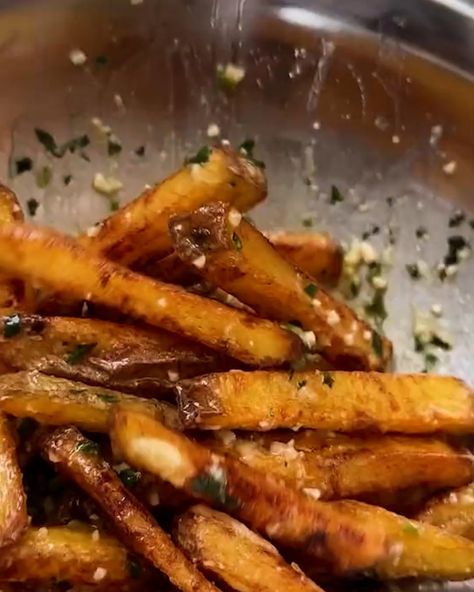 Elevate your fries game with this recipe! | french fries, recipe | Elevate your fries game with this recipe! | By MetDaan Cakes Parmesan French Fries, Metdaan Cakes, Garlic Parmesan Fries, Parmesan Fries, Organic Cooking, Potato Bites, Diy Cooking, Easy Homemade Recipes, Food Recepie