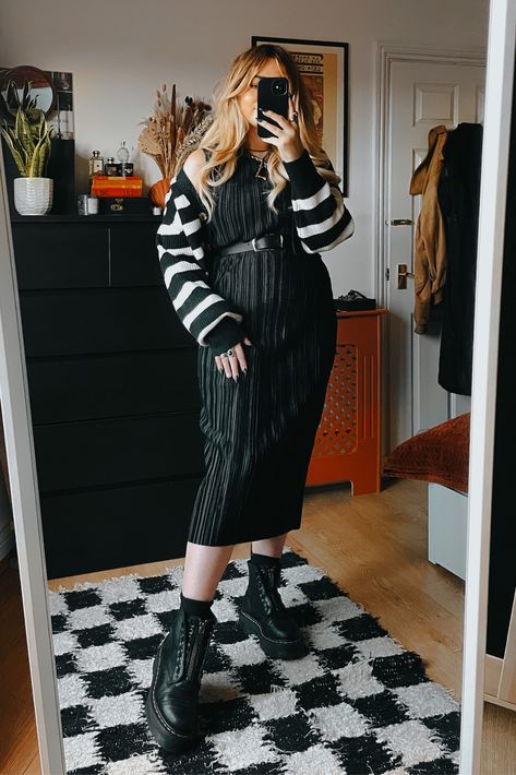 Grunge Dress Outfit, Magician Archetype, Lily Melrose, Corporate Outfit, Rocker Chic Style, Witchy Outfits, Alternative Aesthetic, Casual Goth, Stylist Outfit