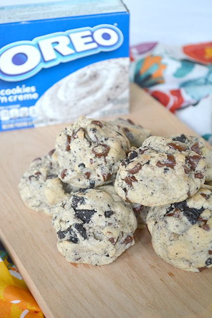 Oreo Pudding Cookies, Pudding Chocolate Chip Cookies, Pillow Cookies, Apple Cake Recipe Easy, Pudding Cookies Recipes, Sour Cream Cookies, Oreo Cookie Recipes, Oreo Cheesecake Cookies, Oreo Stuffed Chocolate Chip Cookies