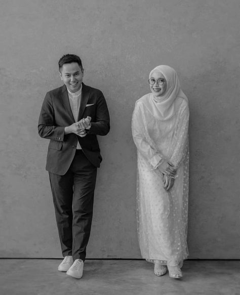 Pin by Zainab on Couple | Pre wedding poses, Pre wedding photoshoot outdoor, Wedding photoshoot props Inspirasi Foto Studio, Outdoor Wedding Photoshoot, Pose Prewedding, Foto Prewedding, Fesyen Islam, Pre Wedding Photoshoot Props, Studio Photoshoot Ideas, Muslimah Wedding, Korean Wedding Photography