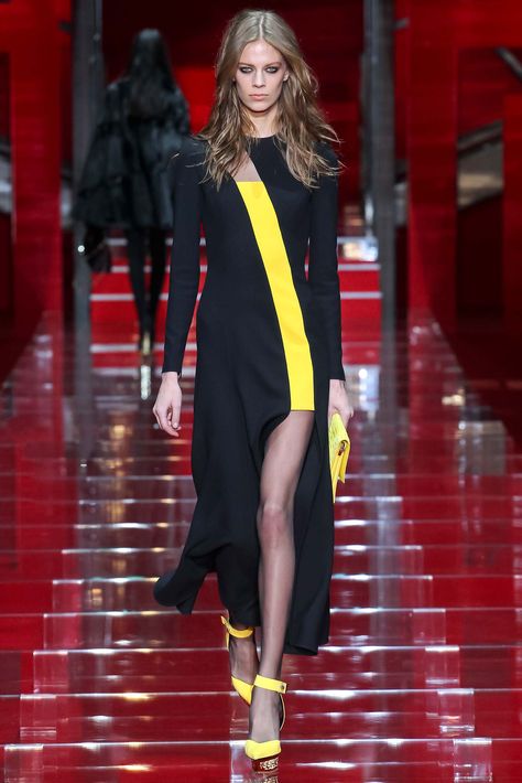 Versace Fall 2015 Ready-to-Wear Collection | Vogue Veronique Branquinho, Versace Fashion, 60 Fashion, Black And Yellow, Gianni Versace, 2015 Fashion, Fall 2015, Mode Inspiration, Milan Fashion Week