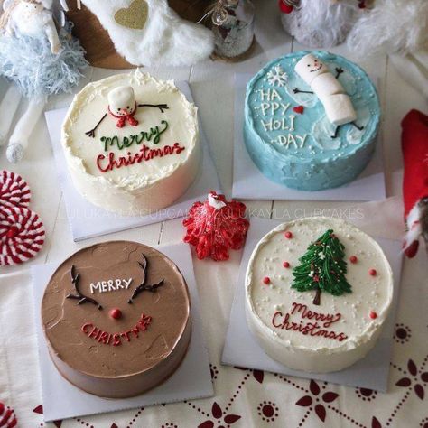 Minimalist Christmas Cake Aesthetic, Minimalist Christmas Cakes, Christmas Cake Minimalist, Christmas Cake Ideas Decoration Simple, Minimalist Christmas Cake, Christmas Cake Aesthetic, Simple Christmas Cakes, Christmas Cake Ideas Easy, Cute Christmas Cake